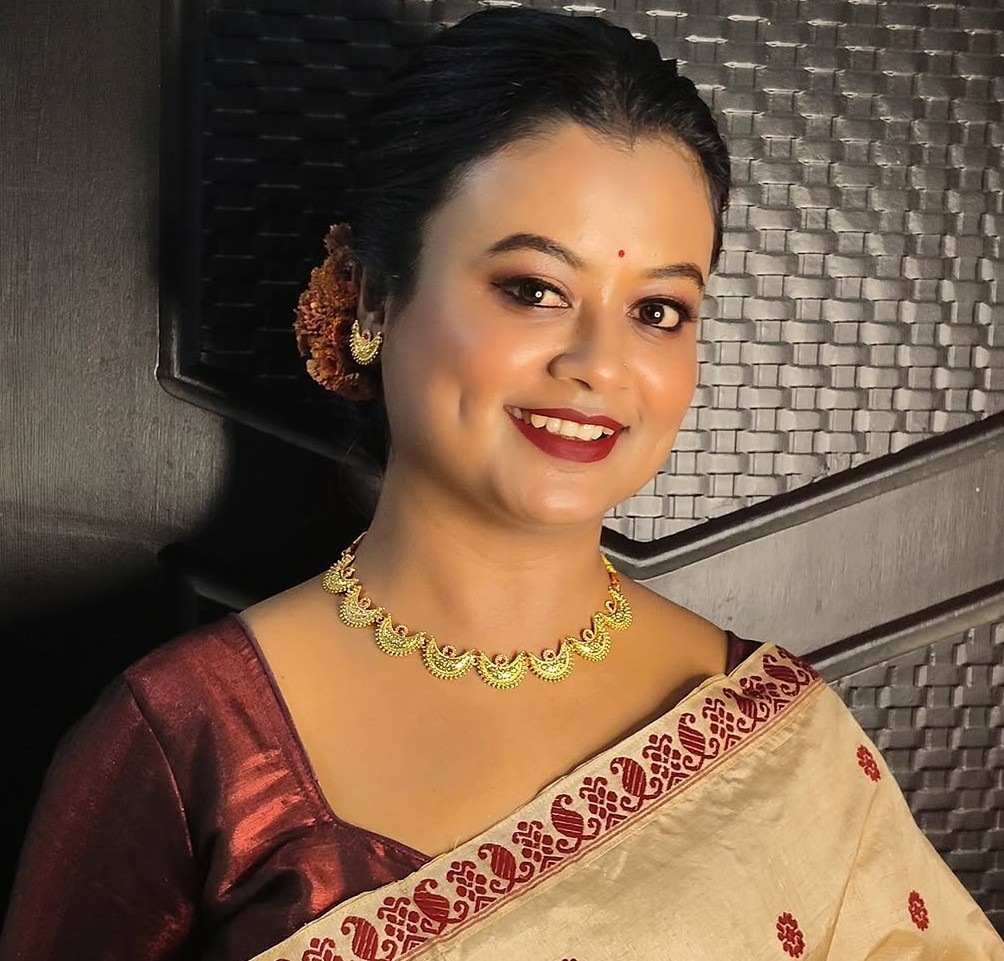 বোনের চোখে ধরা পড়া